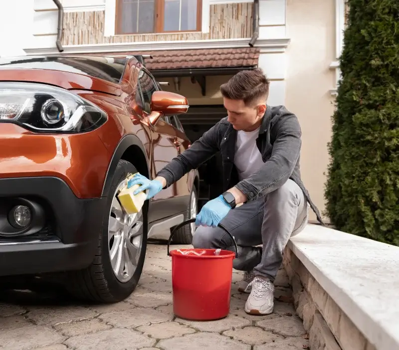 Lavage auto à domicile Bailly-aux-Forges : professionnel intervenant sur un véhicule